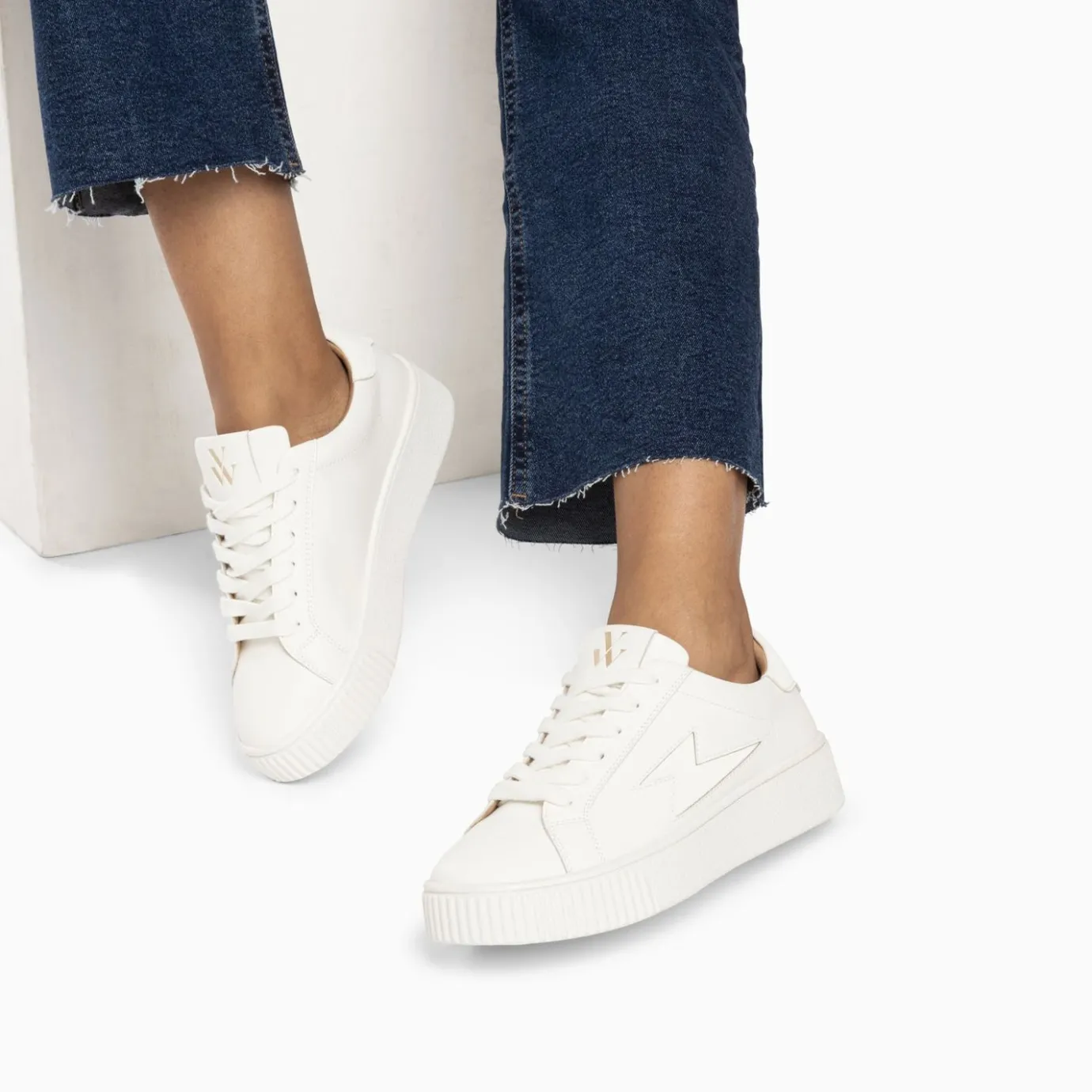 Vanessa Wu Sneakers | Baskets Eclair Angie Blanches Monochrome A Lacets