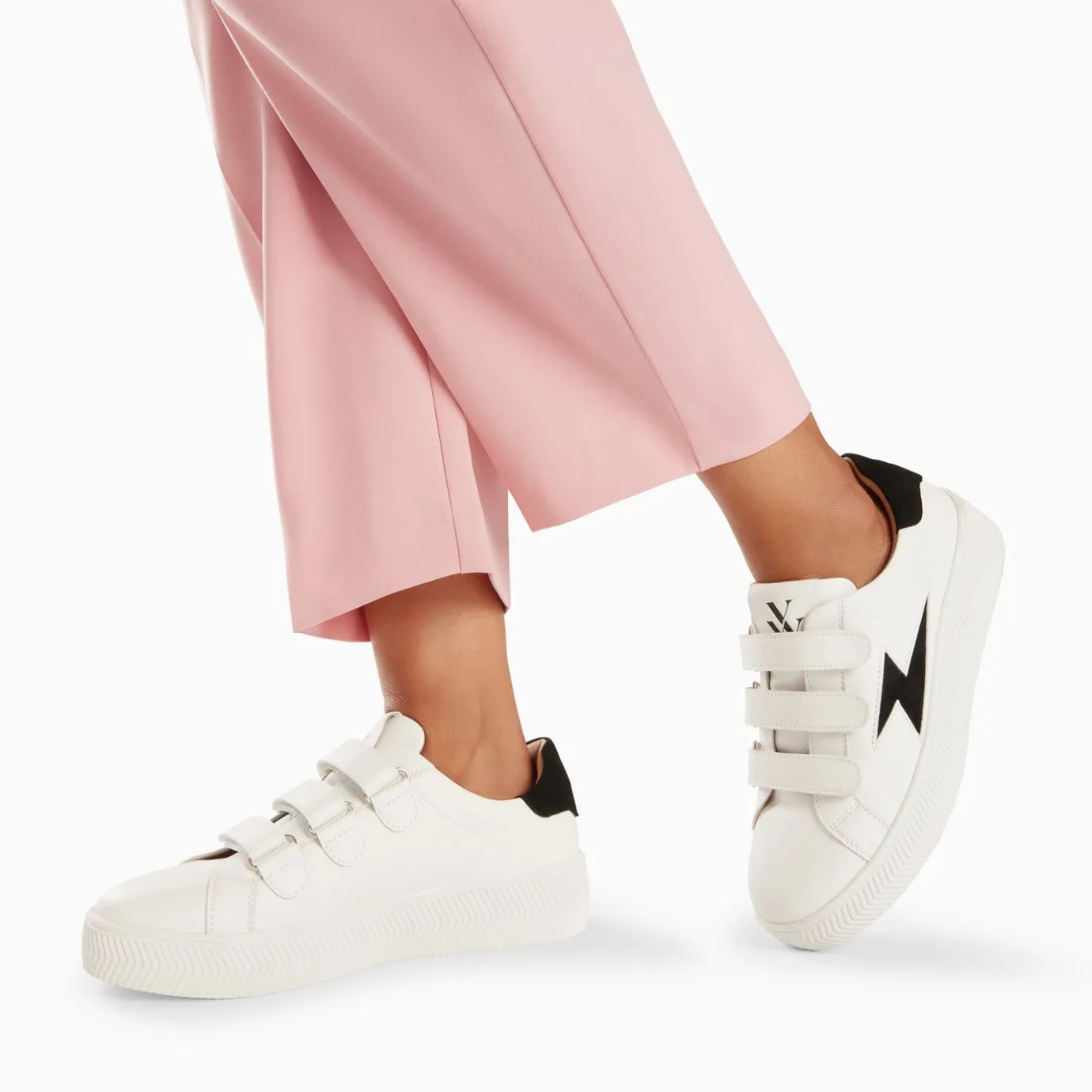 Vanessa Wu Sneakers | Baskets Eclair Camelia Blanc Et Noir A Scratchs