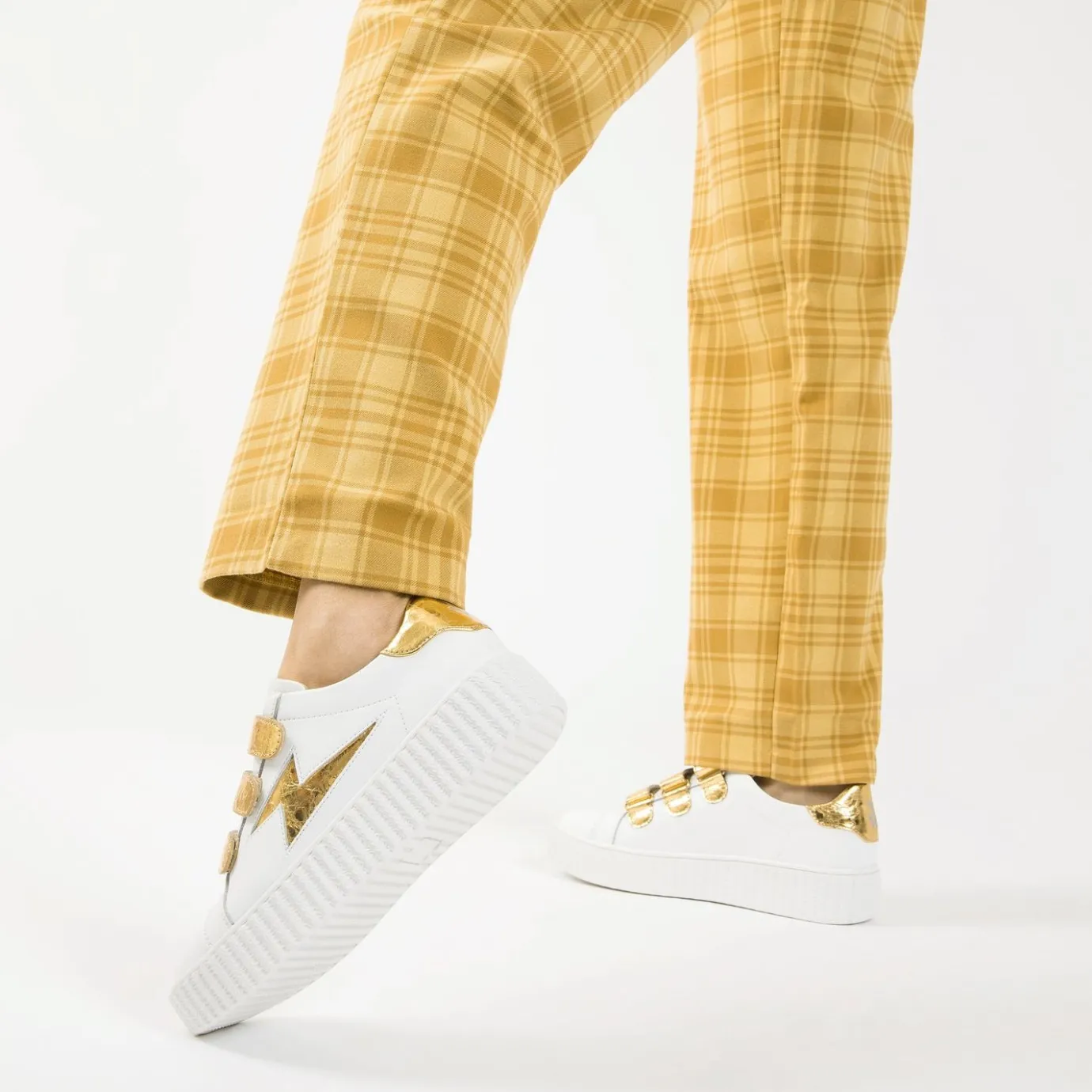 Vanessa Wu Sneakers | Baskets Eclair Jane Blanches En Cuir A Scratchs Or