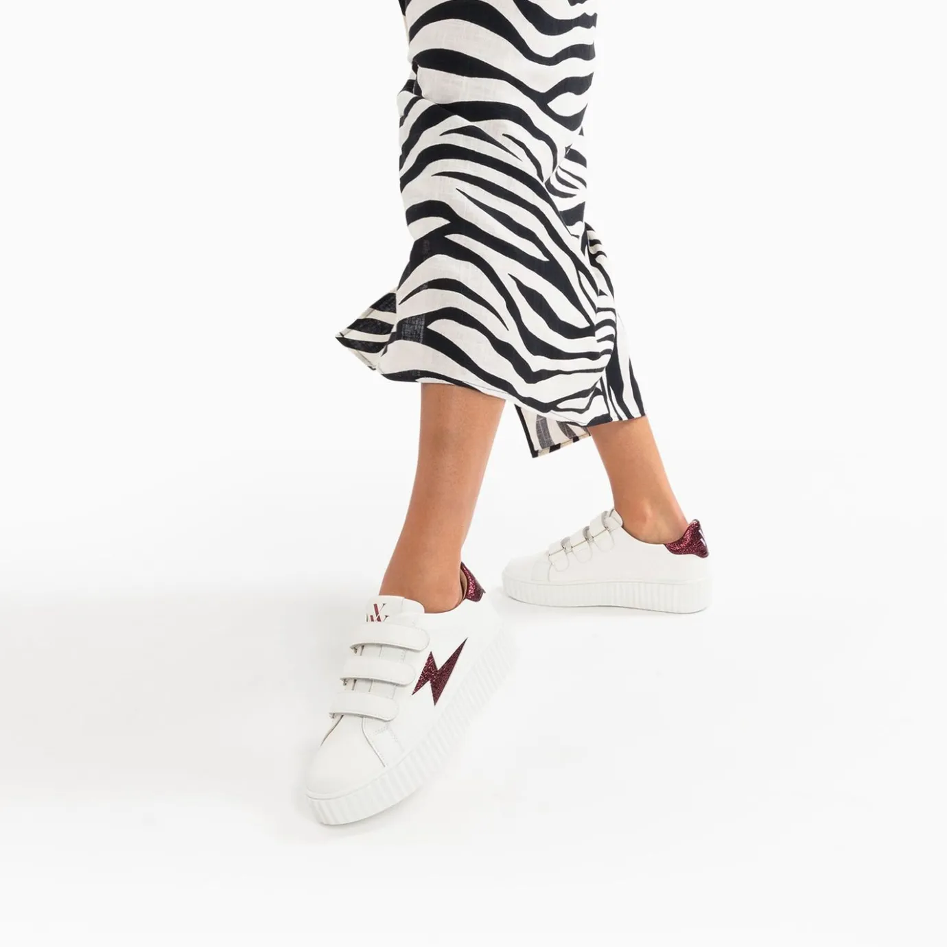 Vanessa Wu Sneakers | Baskets Eclair Kim Blanc Et Bordeaux Metallise A Scratchs