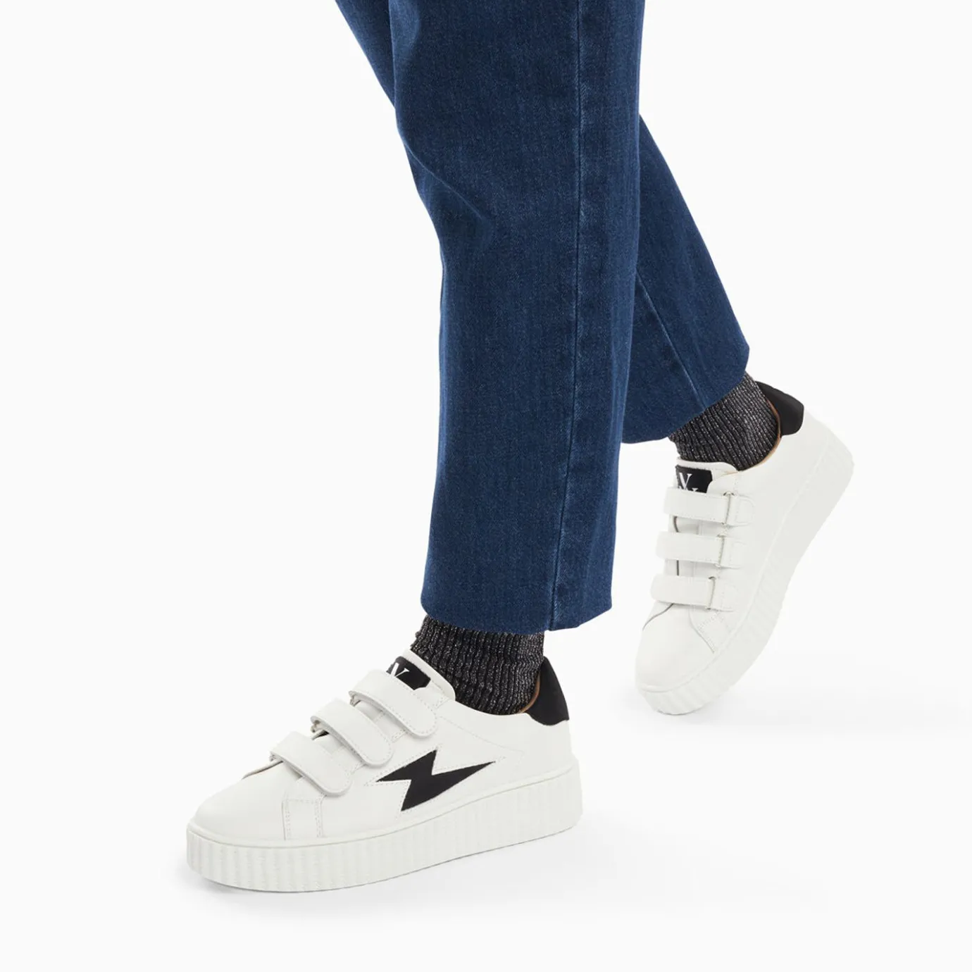 Vanessa Wu Sneakers | Baskets Eclair Larissa Blanc Et Noir Satin A Scratchs