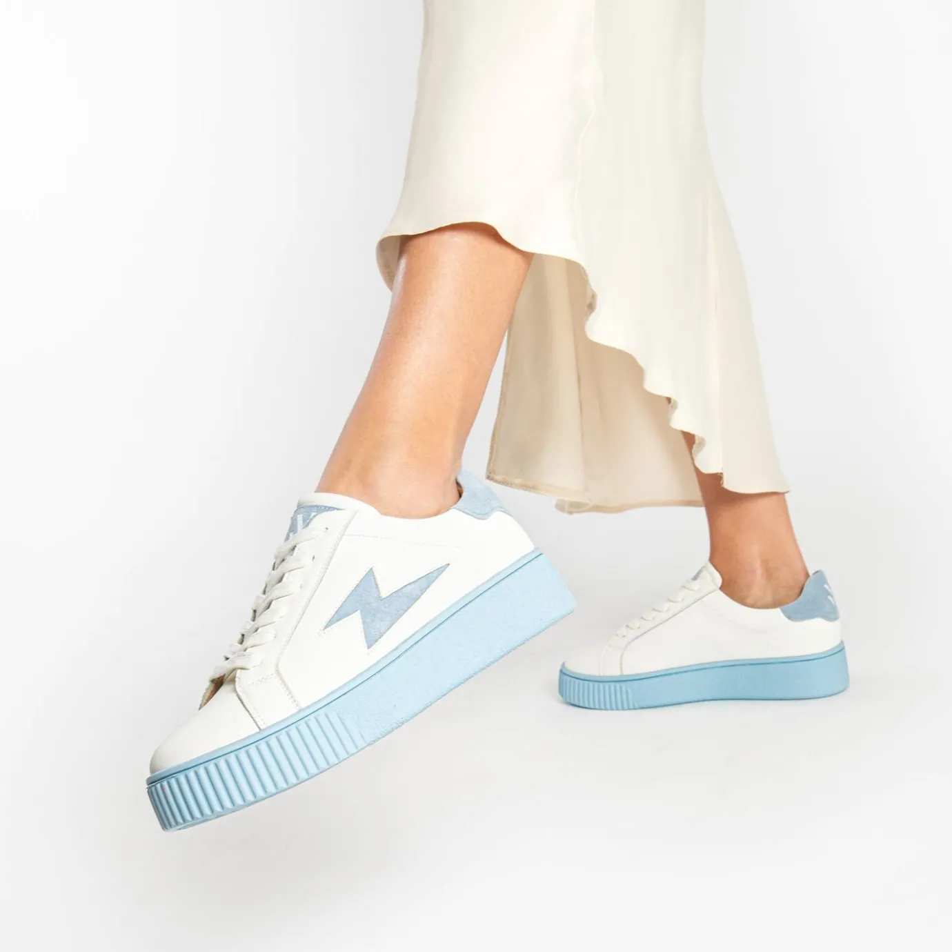 Vanessa Wu Sneakers | Baskets Eclair Melany Blanches A Semelle Bleue