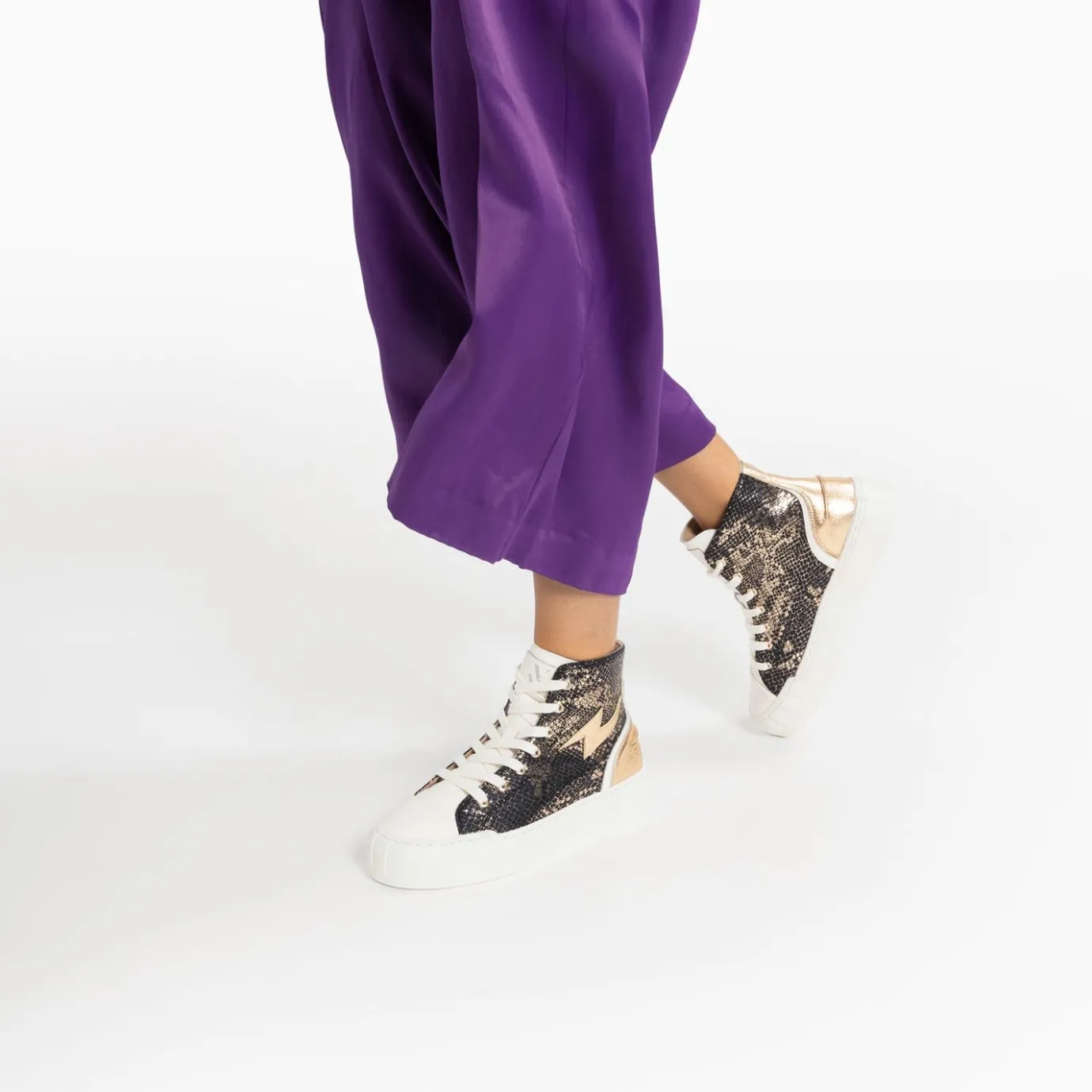 Vanessa Wu Sneakers | Baskets Eclair Mucella Montantes Serpent Et Or