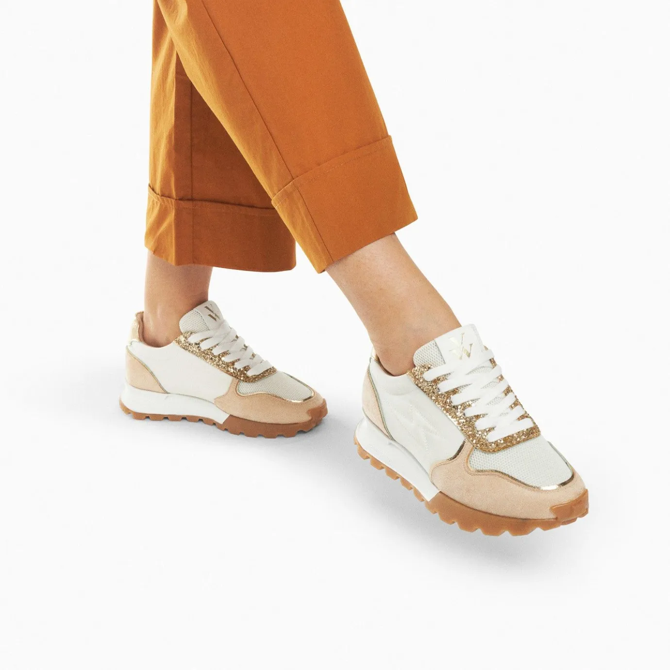 Vanessa Wu Sneakers | Baskets Eclair Paola Beige Et Or A Semelle Running