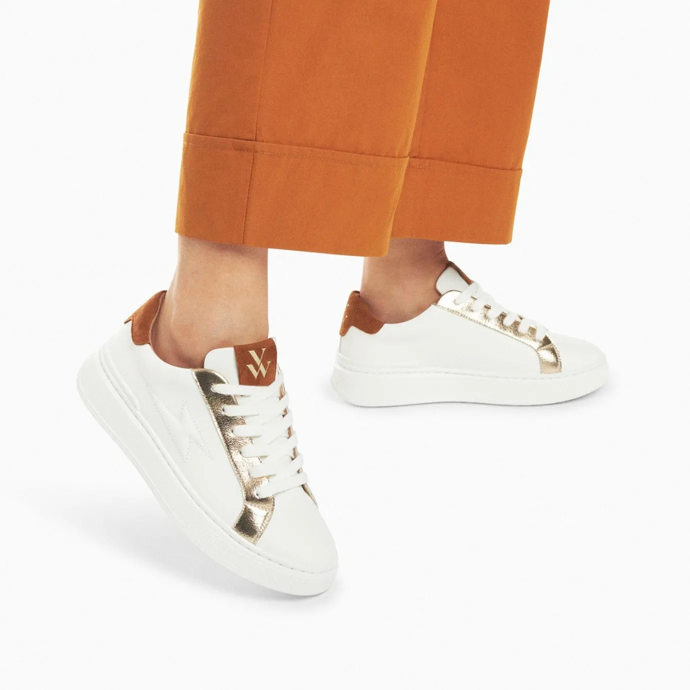 Vanessa Wu Sneakers | Baskets Eclair Romane Blanc Et Camel A Lacets