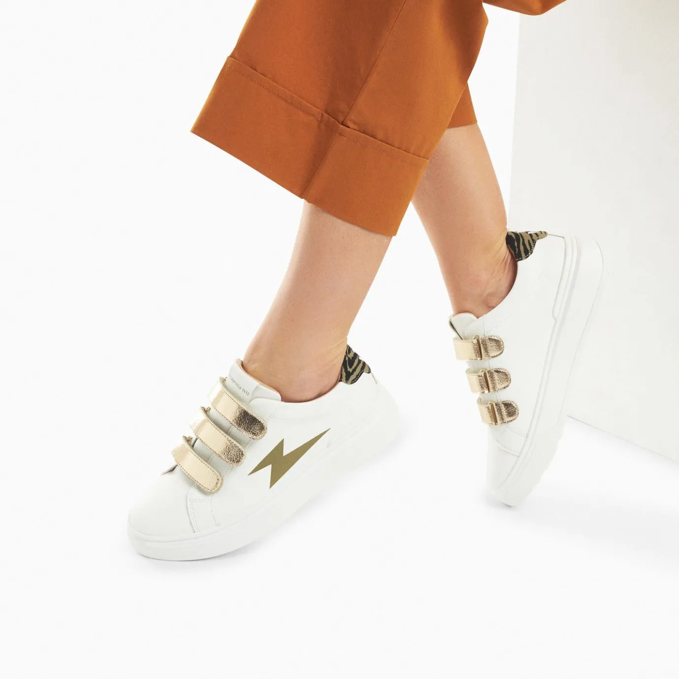 Vanessa Wu Sneakers | Baskets Eclair Salome Blanc Et Kaki A Scratchs Or