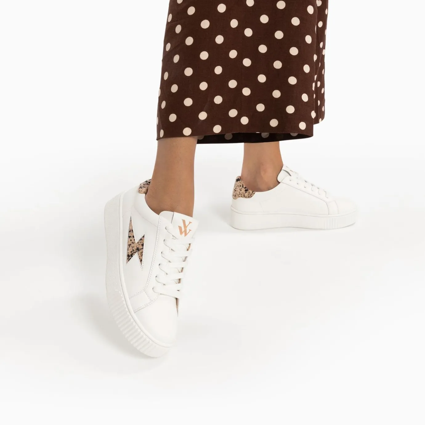 Vanessa Wu Sneakers | Baskets Eclair Tiff Blanc Et Beige Imprime Guepard A Lacets