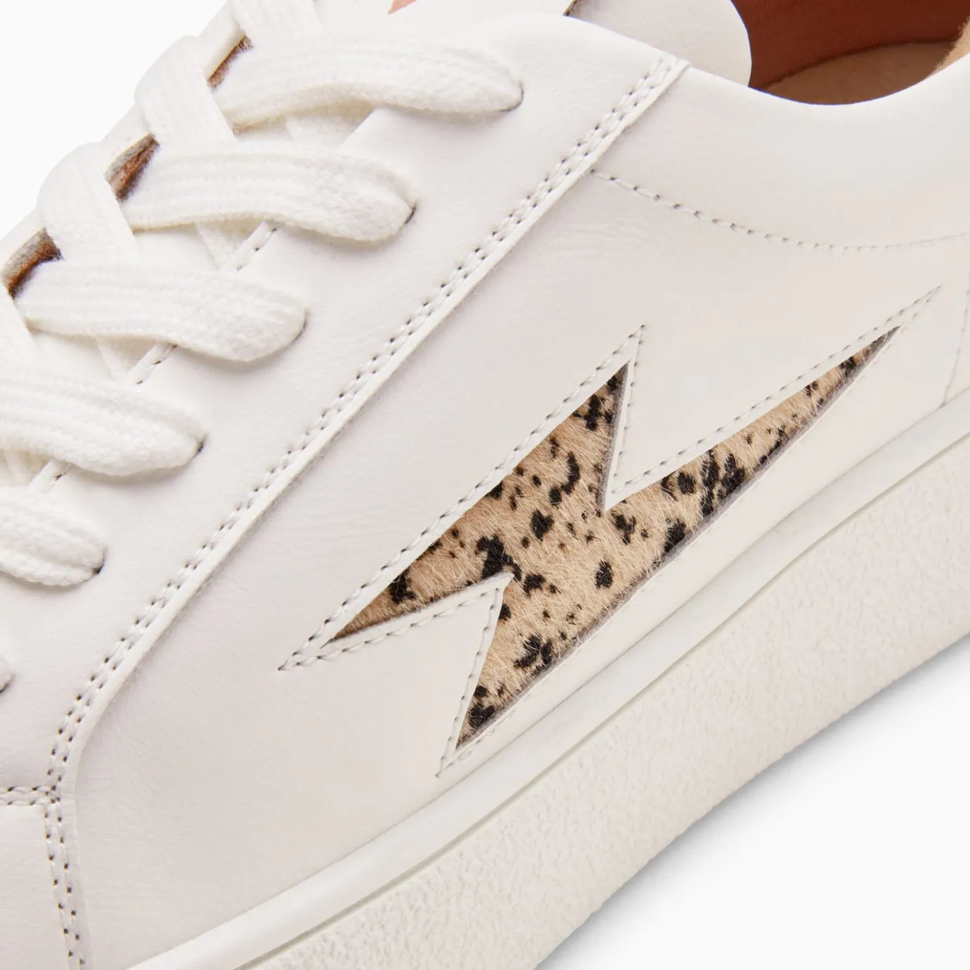 Vanessa Wu Sneakers | Baskets Eclair Tiff Blanc Et Beige Imprime Guepard A Lacets