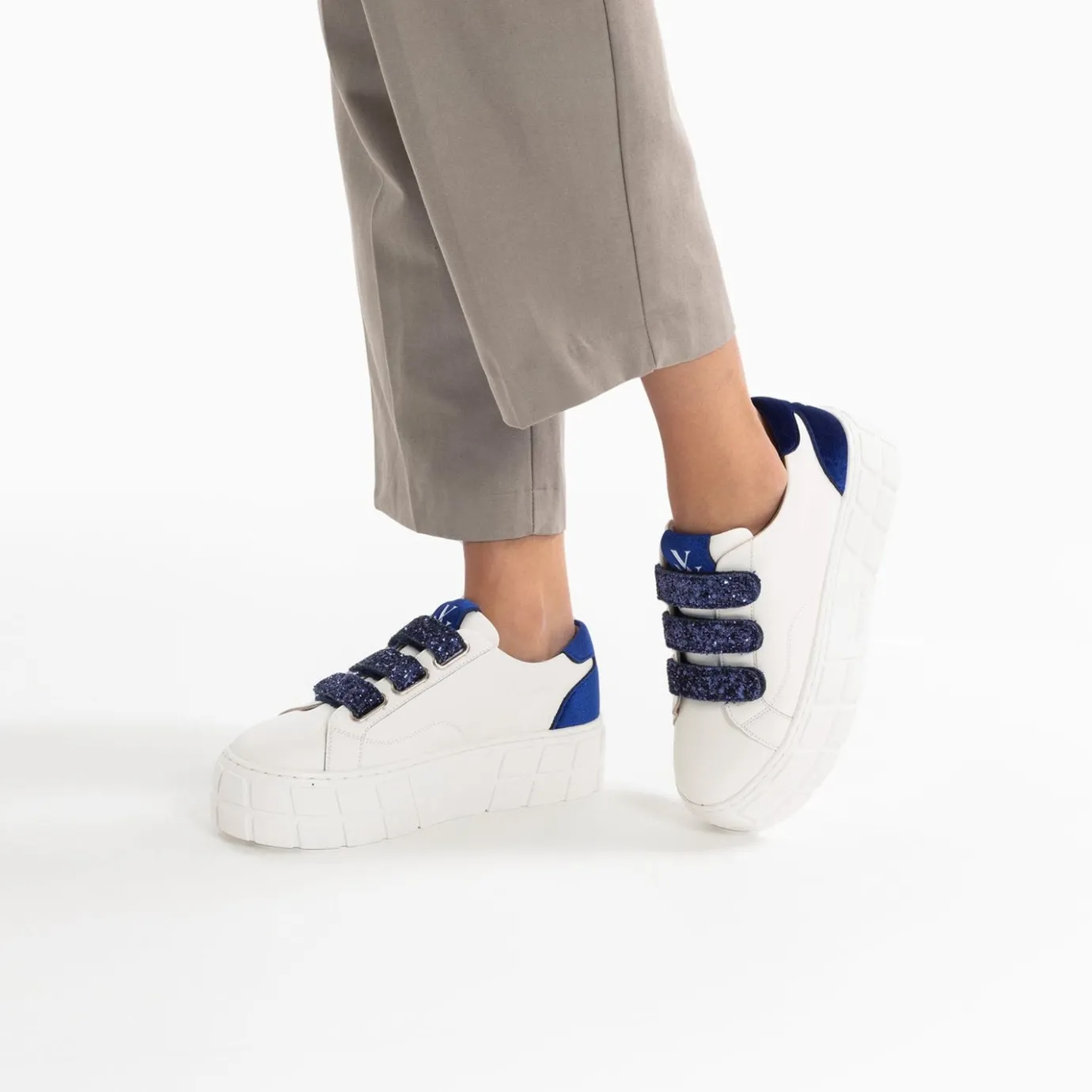 Vanessa Wu Sneakers | Baskets Monica Blanc Et Bleu Marine A Scratchs Glitter Et Plateforme