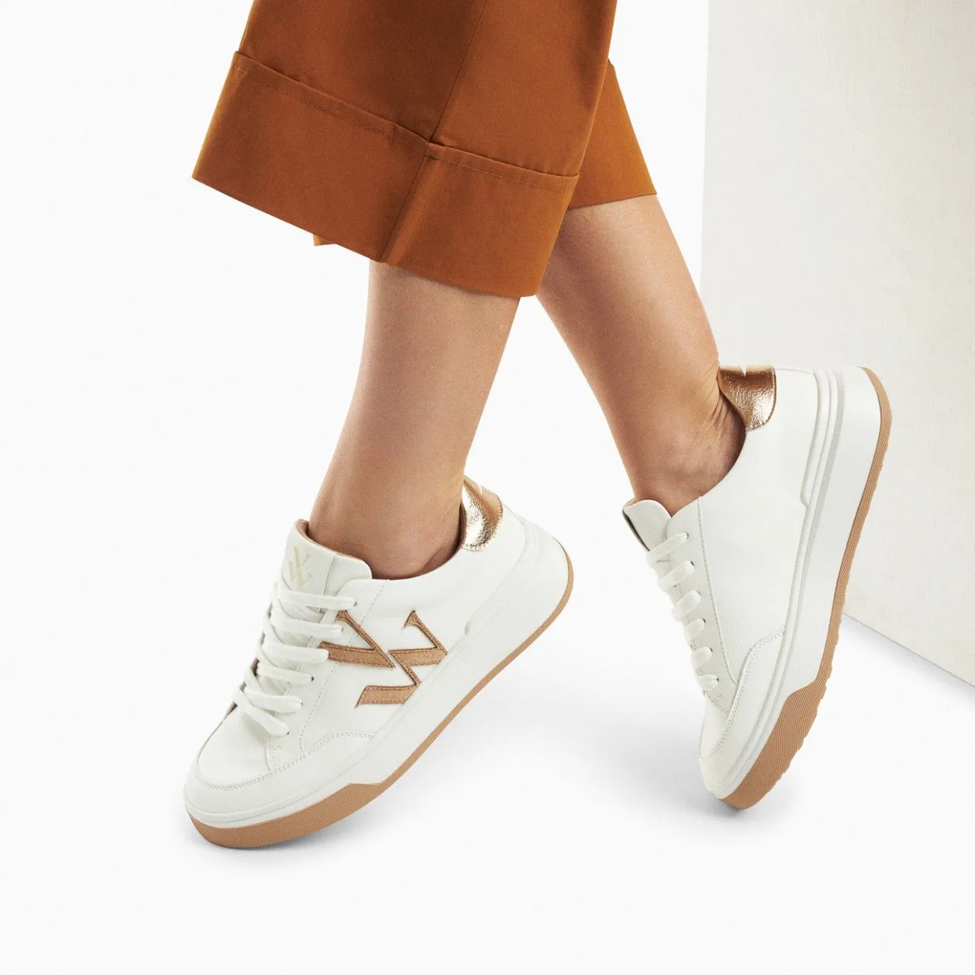 Vanessa Wu Sneakers | Baskets Monogramme Candice Blanc Et Beige