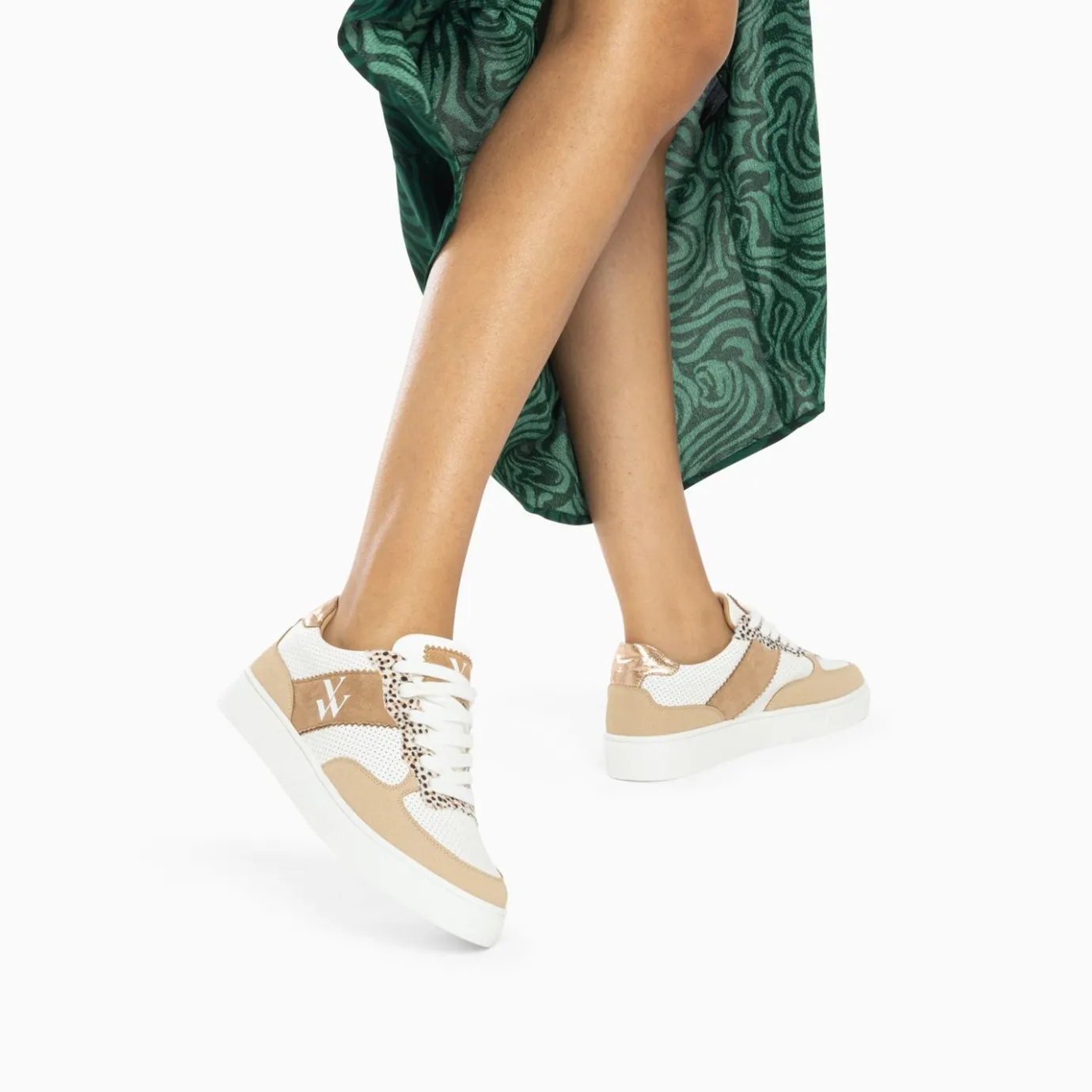 Vanessa Wu Sneakers | Baskets Monogramme Flavie Perforees Blanc Et Beige A Lacets