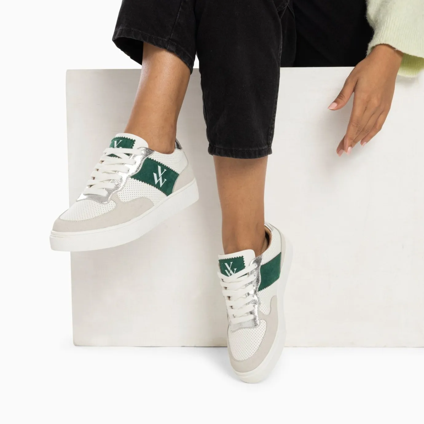 Vanessa Wu Sneakers | Baskets Monogramme Flavie Perforees Gris Et Vert A Lacets