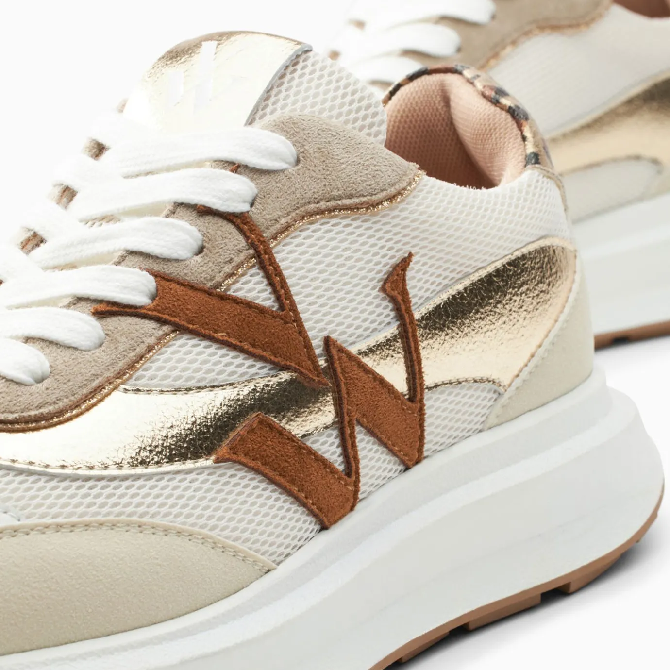 Vanessa Wu Sneakers | Baskets Monogramme Ines Camel Et Or A Semelle Oversize